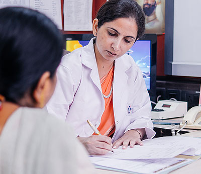 Our gynaecological oncologists use the latest surgical technologies, laparoscopy and single-incision laparoscopic surgery for cancers of the uterus, cervix and ovary.